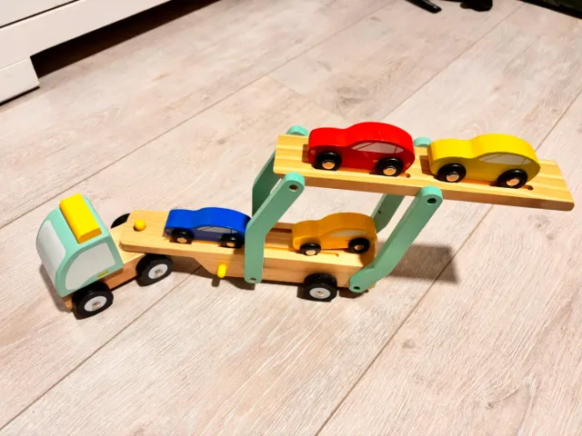 Camión de madera con coches