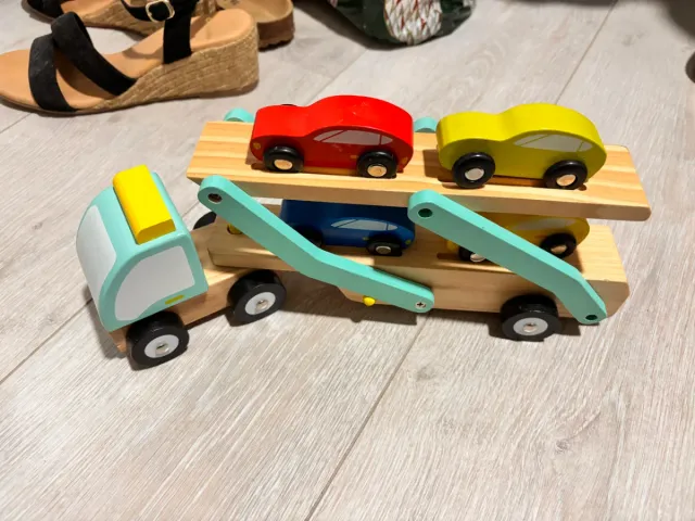 Camión de madera con coches
