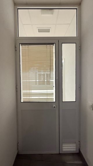 Puerta con fijo lateral y montante