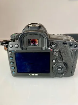 Cámara Canon EOS 5D Mark IV + objetivo y tarjetas