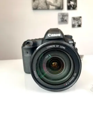 Cámara Canon EOS 5D Mark IV + objetivo y tarjetas