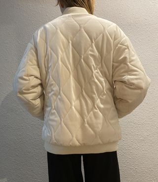 Chaqueta bomber acolchada beige