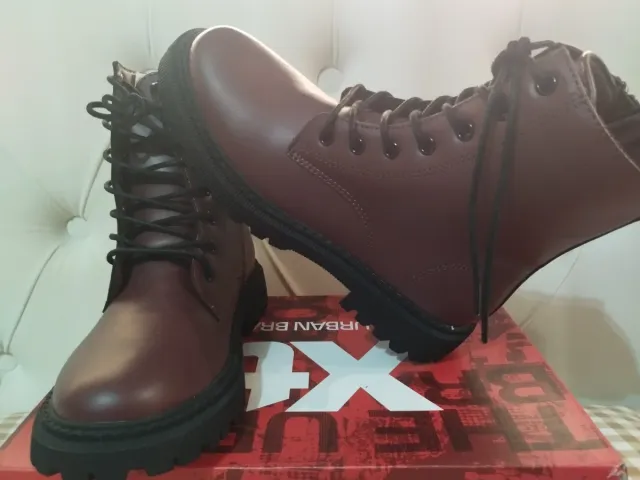 Botas tipo militar sin estrenar, color burdeos