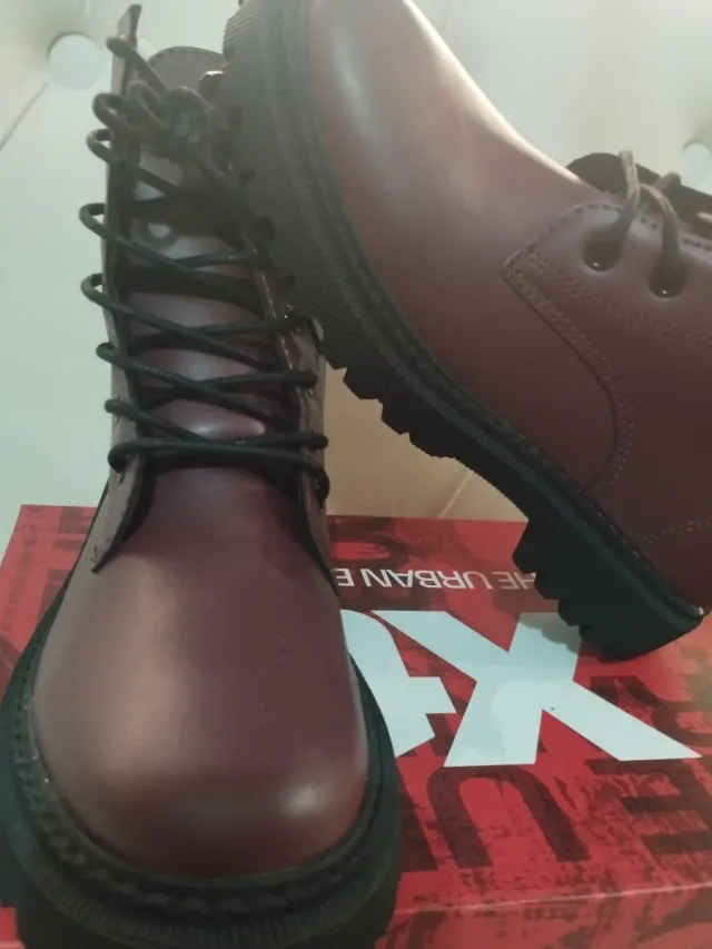 Botas tipo militar sin estrenar, color burdeos