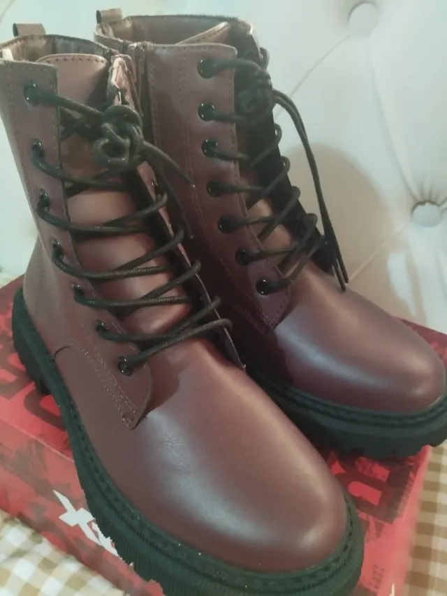 Botas tipo militar sin estrenar, color burdeos
