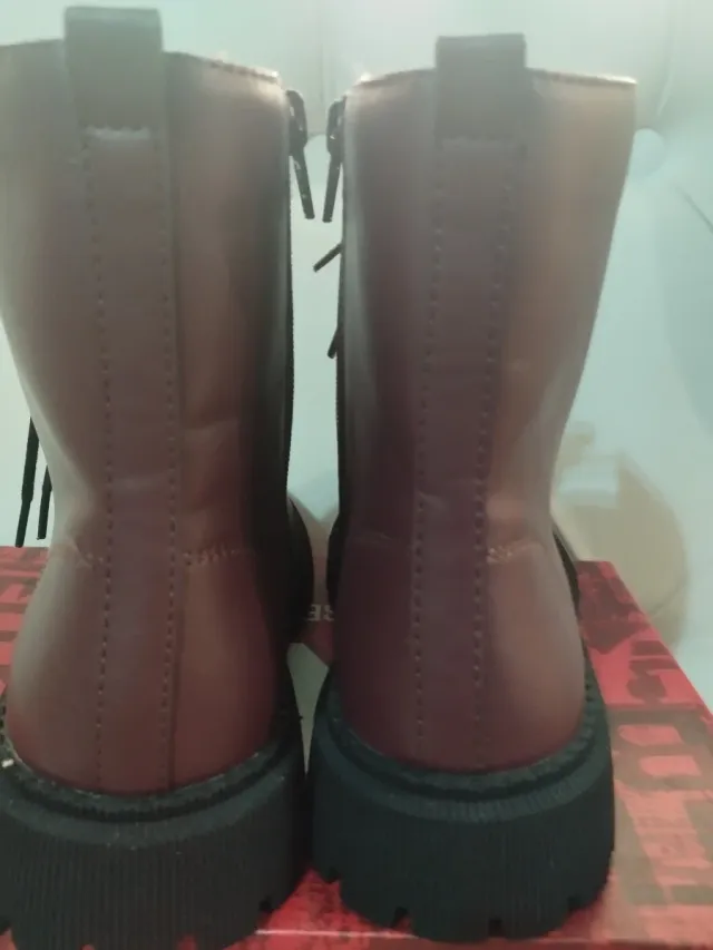 Botas tipo militar sin estrenar, color burdeos