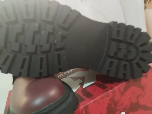 Botas tipo militar sin estrenar, color burdeos