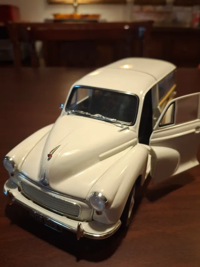Morris Minor Traveller 1960 1:18