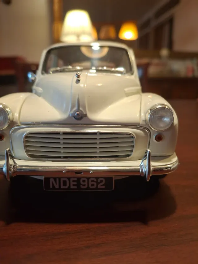 Morris Minor Traveller 1960 1:18