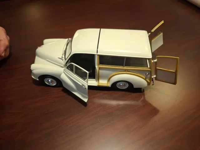 Morris Minor Traveller 1960 1:18