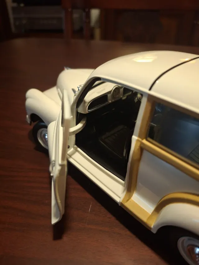 Morris Minor Traveller 1960 1:18