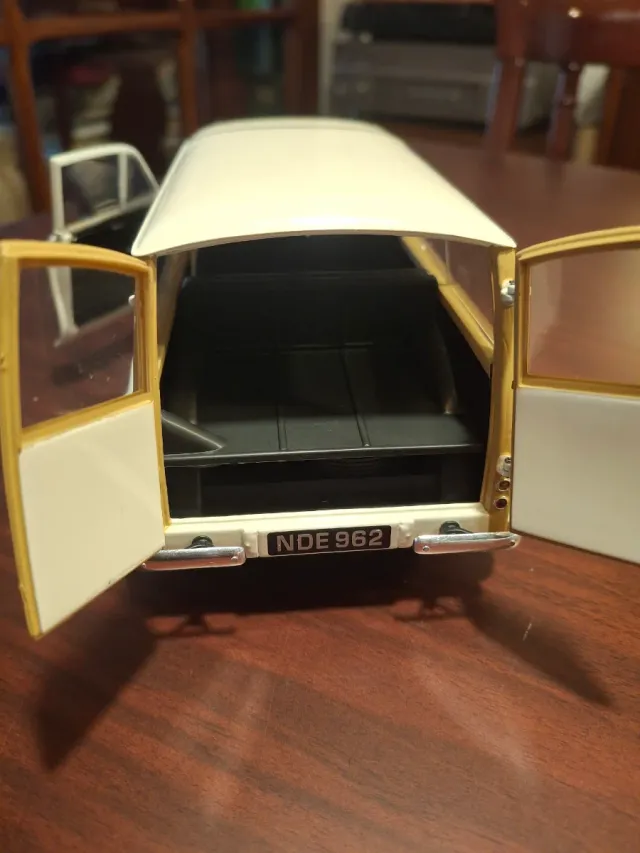 Morris Minor Traveller 1960 1:18