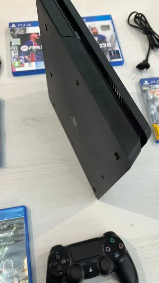 PS4 (PlayStation 4) Negra + 2 Mandos + 6 Juegos