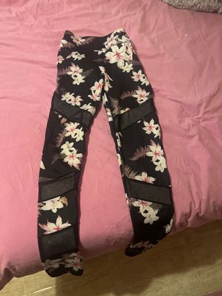 Leggings florales con detalles de malla