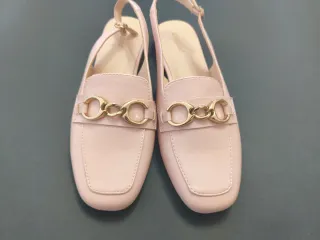 Zapatillas Slingback Rosa con Detalle Dorado