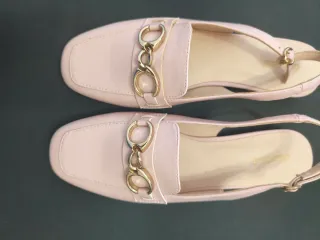 Zapatillas Slingback Rosa con Detalle Dorado