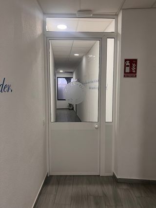 Puerta con fijo lateral y montante