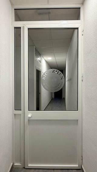 Puerta con fijo lateral y montante