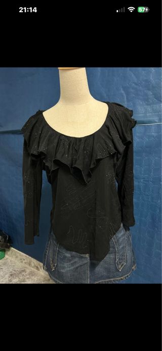 Camiseta M con volantes y brillos