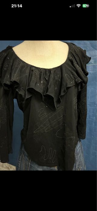 Camiseta M con volantes y brillos