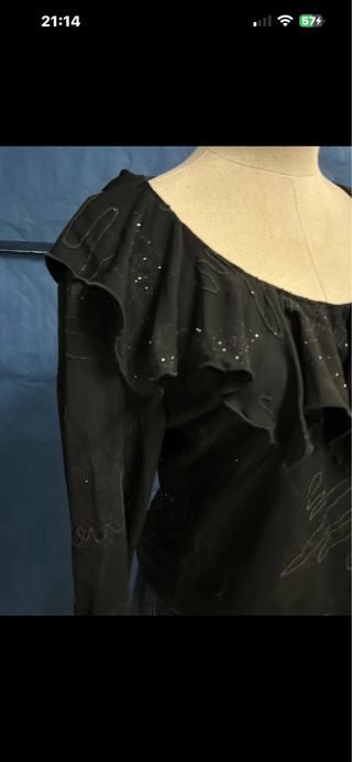 Camiseta M con volantes y brillos