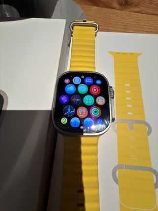 Apple Watch Ultra Titanio Plata y Amarillo