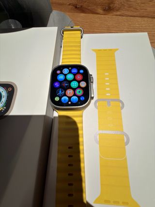 Apple Watch Ultra Titanio Plata y Amarillo