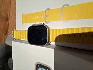 Apple Watch Ultra Titanio Plata y Amarillo