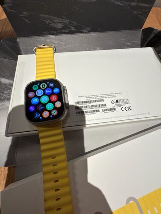 Apple Watch Ultra Titanio Plata y Amarillo