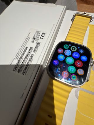 Apple Watch Ultra Titanio Plata y Amarillo
