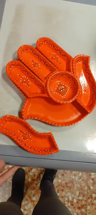 Antipastiera a forma di mano arancione