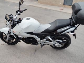 Suzuki GSR600 Blanca