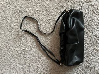 Bolso negro fruncido con correa