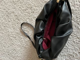 Bolso negro fruncido con correa