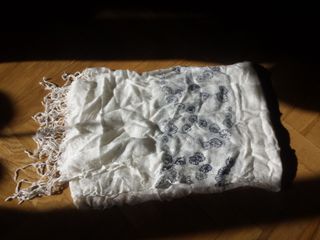 Fular elegante crema y calado