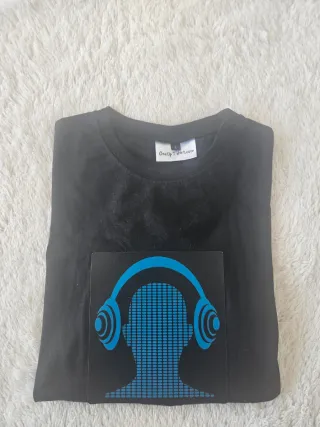 Camiseta negra con diseño de auriculares