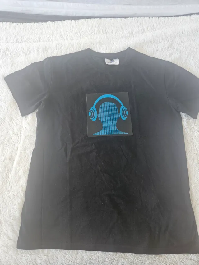 Camiseta negra con diseño de auriculares