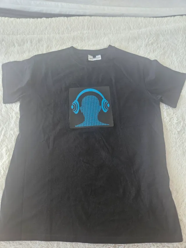 Camiseta negra con diseño de auriculares