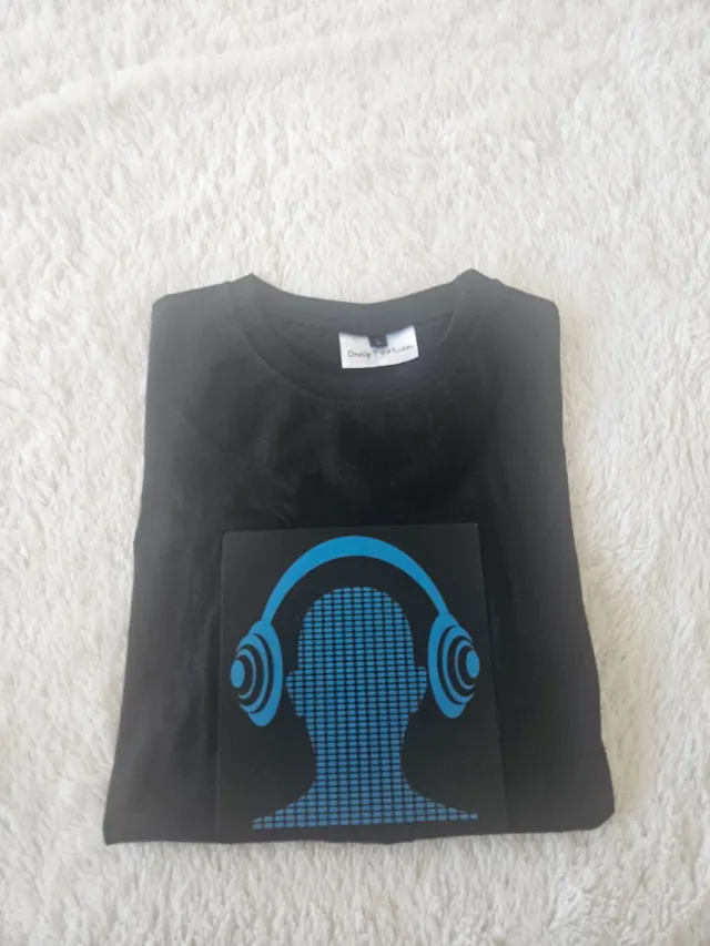 Camiseta negra con diseño de auriculares