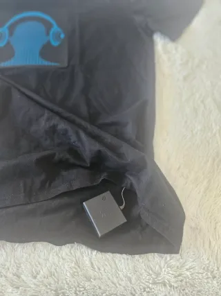 Camiseta negra con diseño de auriculares