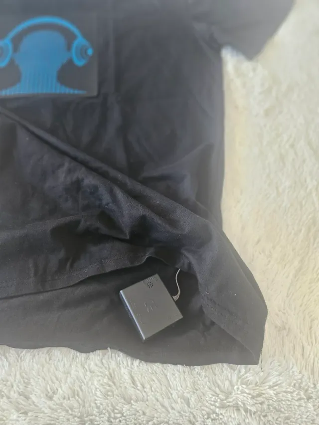 Camiseta negra con diseño de auriculares