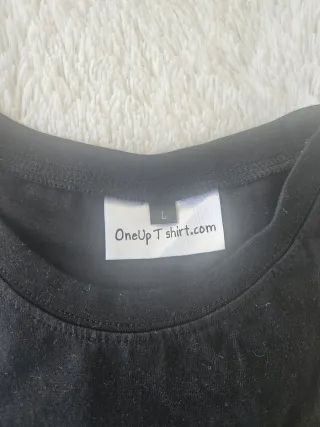 Camiseta negra con diseño de auriculares