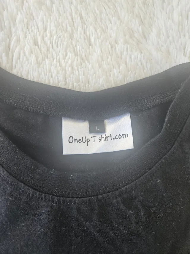 Camiseta negra con diseño de auriculares