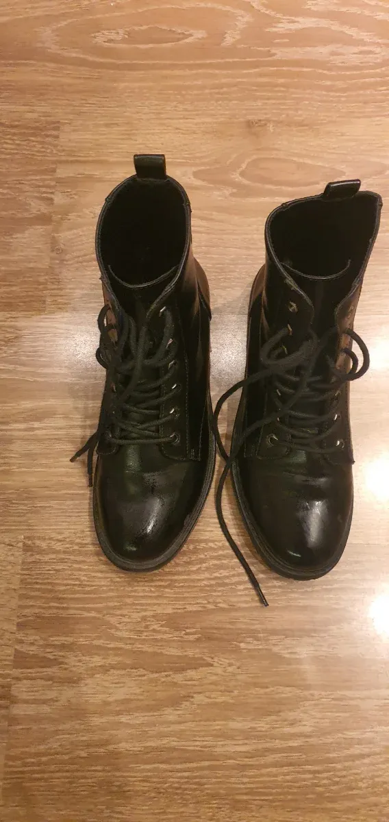 Botas negras con cordones