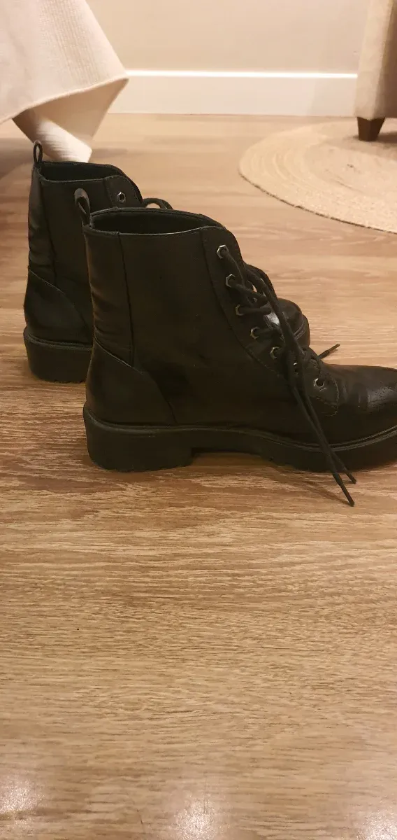 Botas negras con cordones