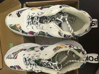 Tenis blancos con estampado de cómic