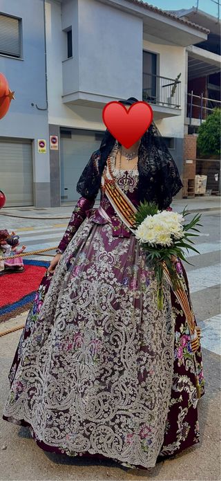 Traje de Fallera color berenjena