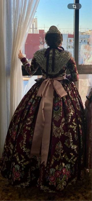 Traje de Fallera color berenjena