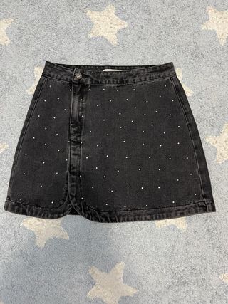 Falda corta con brillantes.