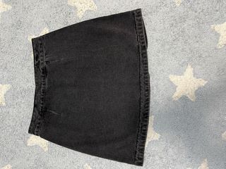 Falda corta con brillantes.